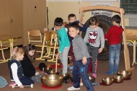Kinder lernen die Instrumente kennen